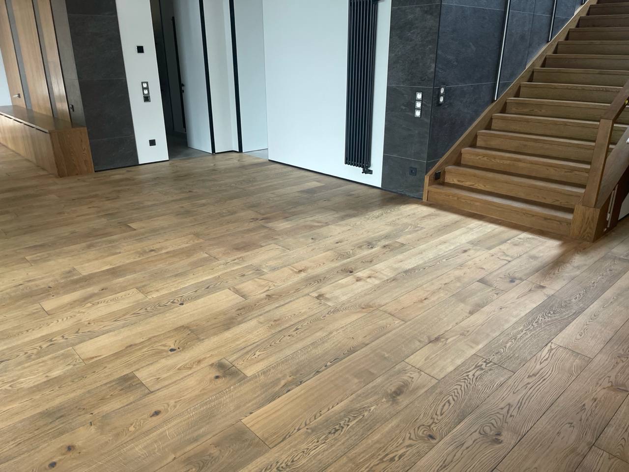 Светлая инженерная доска в интерьере